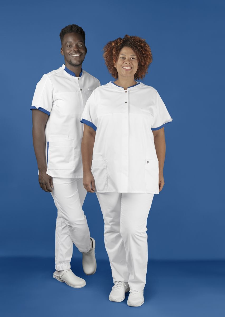 BP dames zorgtuniek met modern fit, drukknoopsluiting, kleuraccenten en smartphonezak voor zorgprofessionals