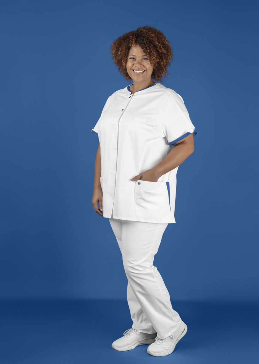 BP dames zorgtuniek met modern fit, drukknoopsluiting, kleuraccenten en smartphonezak voor zorgprofessionals