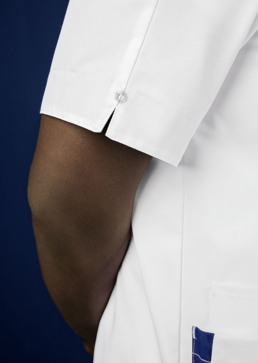 BP heren zorgtuniek met regular fit, drukknoopsluiting en smartphonezak in wit met kleuraccenten