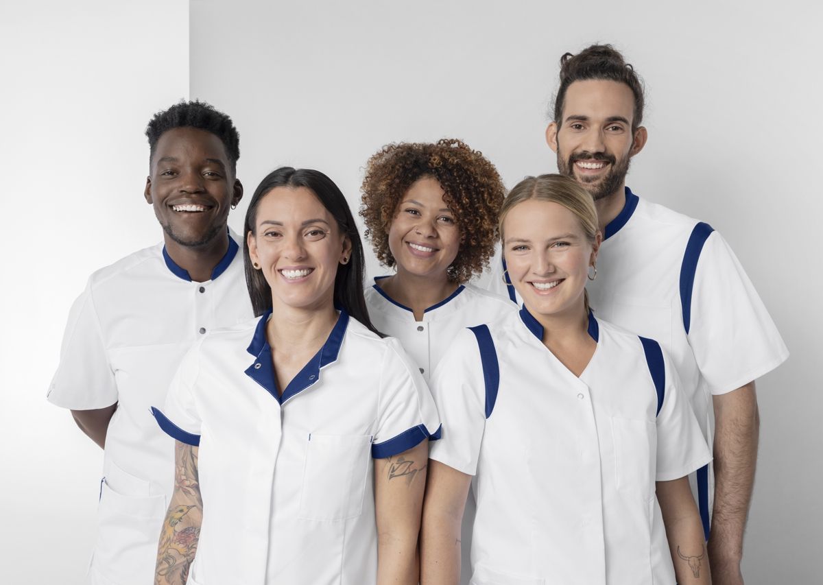 BP heren zorgtuniek met regular fit, drukknoopsluiting en smartphonezak in wit met kleuraccenten