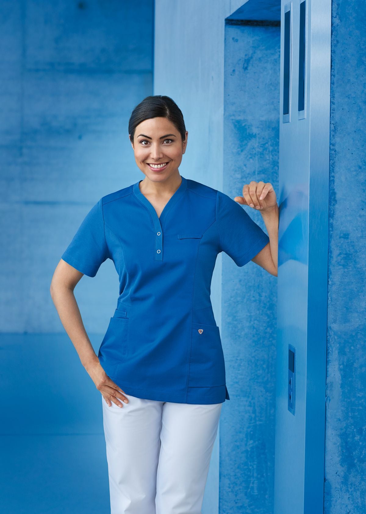 BP dames zorgtuniek in azuurblauw met piqué-inzetstukken en optimale bewegingsvrijheid