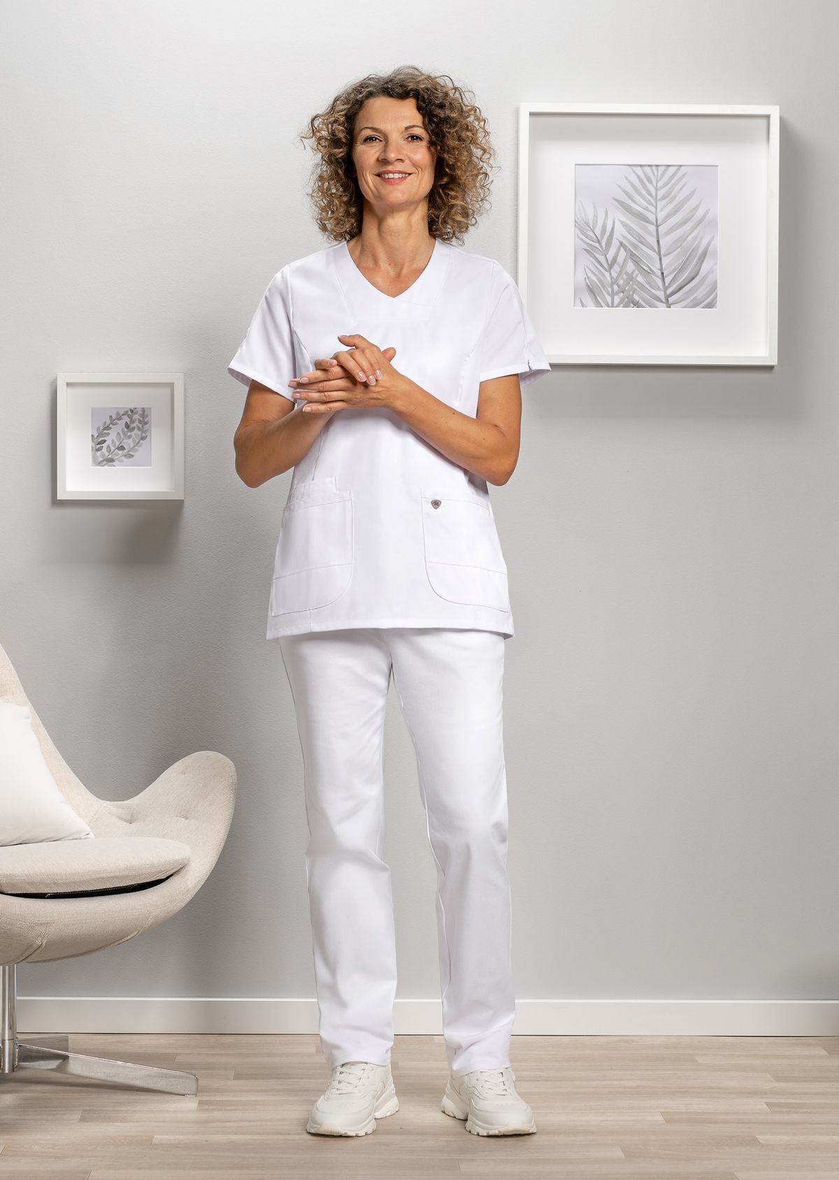 BP stretch damestuniek met extra elastische stof, V-hals zonder inkijk en slanke pasvorm voor zorgprofessionals