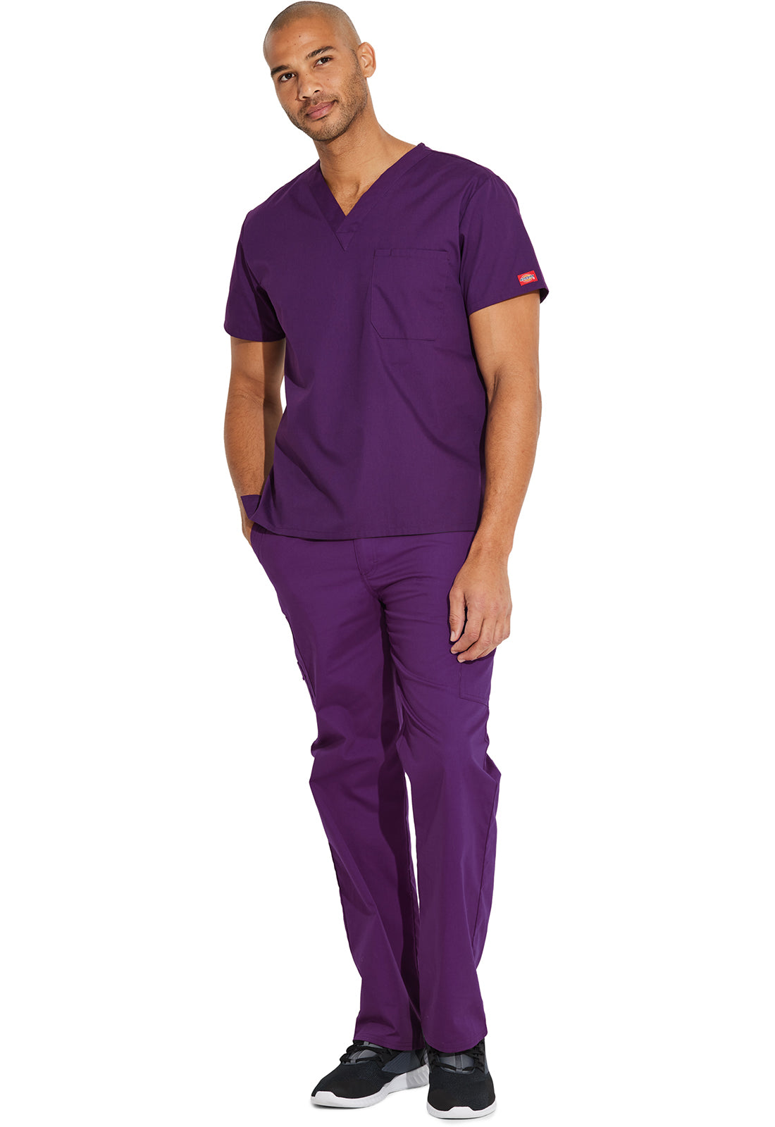 Unisex top met V-hals die in de broek gedragen kan worden met borstzak en zijsplitten