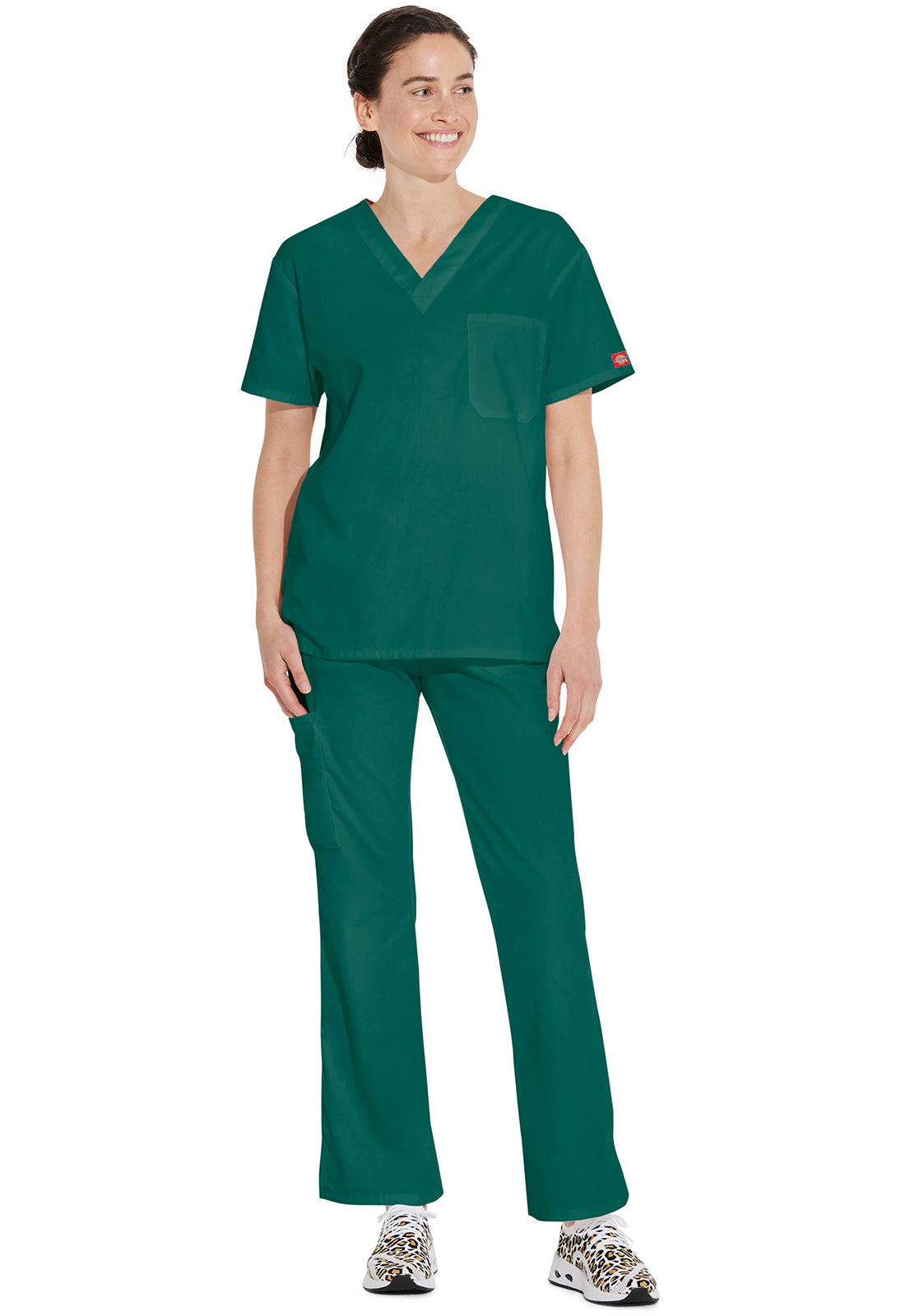 Unisex top met V-hals die in de broek gedragen kan worden met borstzak en zijsplitten