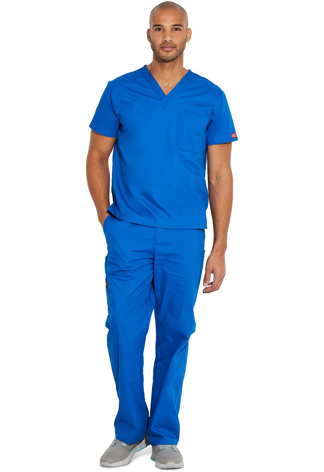 Unisex top met V-hals die in de broek gedragen kan worden met borstzak en zijsplitten