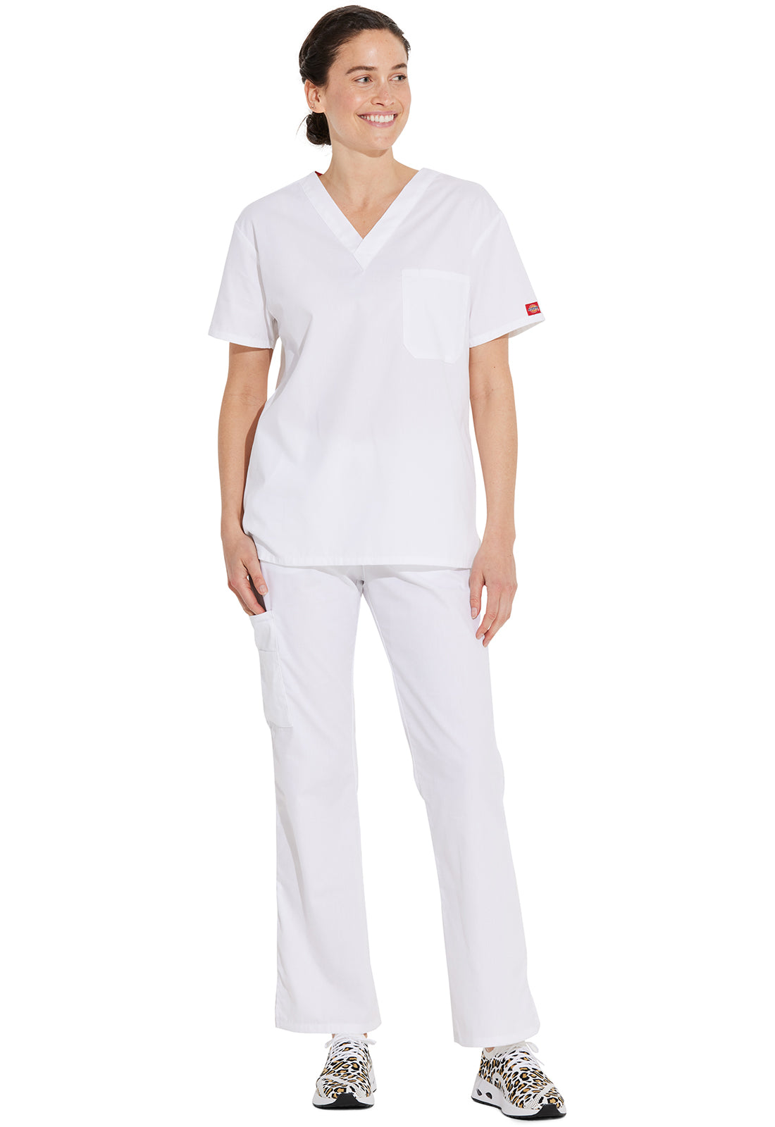 Unisex top met V-hals die in de broek gedragen kan worden met borstzak en zijsplitten